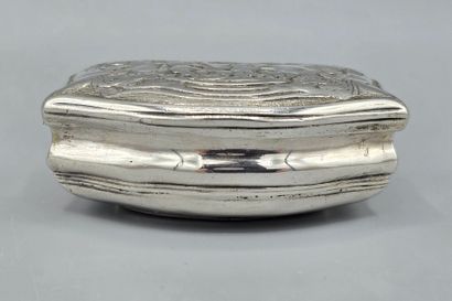 Boite de forme polylobée en argent.
Le couvercle...
