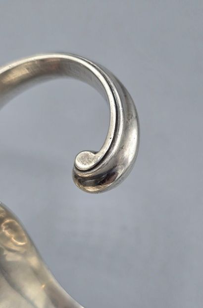 Saucière en argent reposant sur trois pieds...