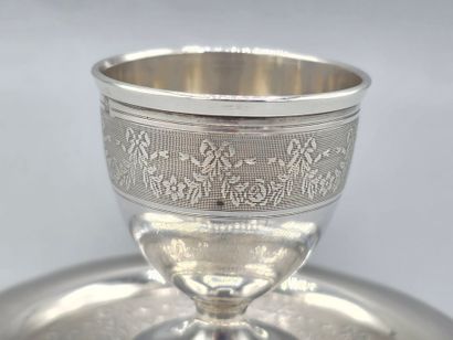 Coquetier en argent de style Louis XVI reposant...