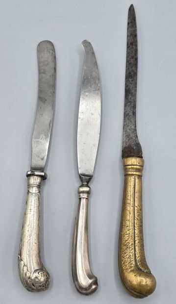 Réunion de trois couteaux aux manches formant...
