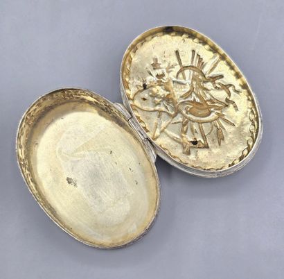Petite boite/ pilulier en argent à décor...