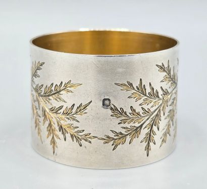 Rond de serviette en argent à décor de feuillage,...