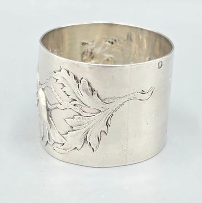 Rond de serviette en argent à décor ciselé...