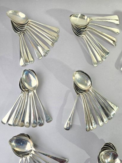 Réunion de 119 cuillère en métal comprenant:
-1...