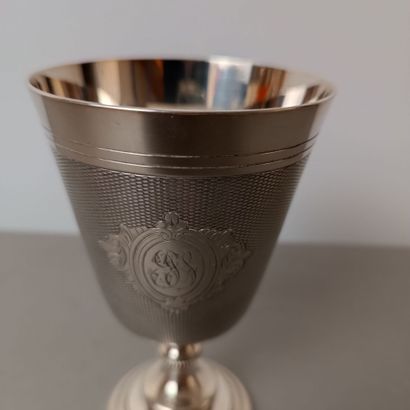 Timbale en métal argenté. 
Calice évasé au...