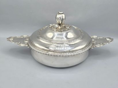 PARIS 1752
Écuelle couverte en argent dotée...