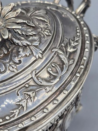 Sucrier et couvercle en argent, à décor ajouré...