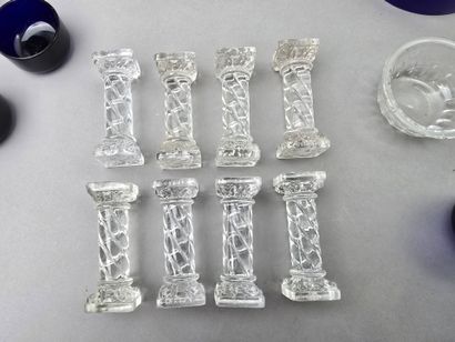Crystal lot including : 
- 9 individual decanters....