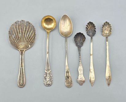 Lot de 6 cuillères en argent diverses omprenant...