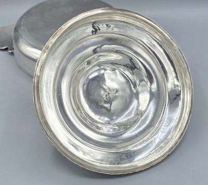 PARIS 1752
Écuelle couverte en argent dotée...