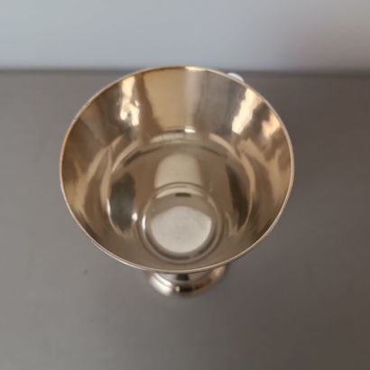 Timbale en métal argenté. 
Calice évasé au...