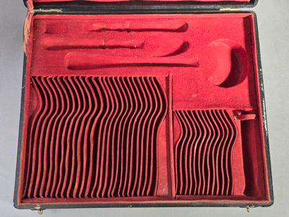Coffret de ménagère avec couvercle au-dessus...