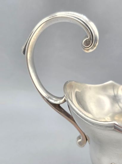 Saucière en argent reposant sur trois pieds...