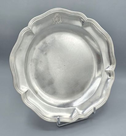 PARIS 1767 
Plat rond / Assiette en argent...