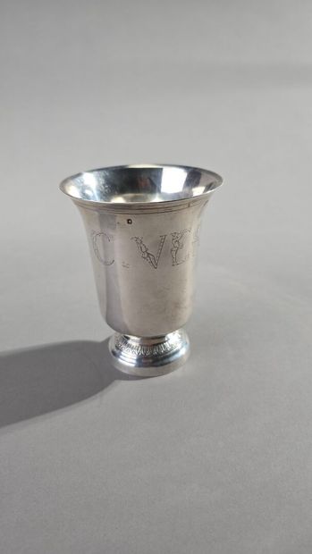 Timbale tulipe en argent.
Le corps gravé...