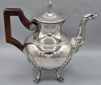 Théière en métal argenté style Empire reposant...