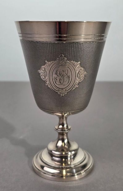 Timbale en métal argenté. 
Calice évasé au...
