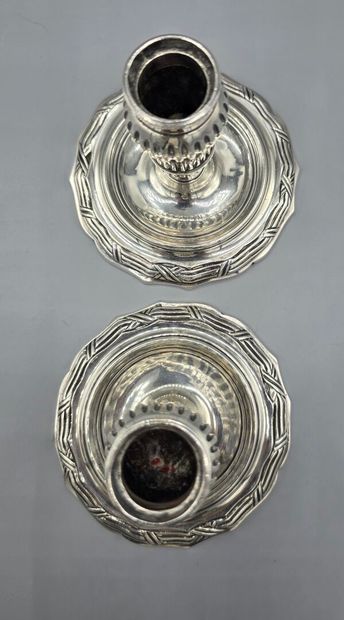 Paire de bougeoirs de toilette en argent....