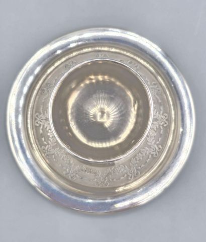 Coquetier en argent de style Louis XVI reposant...