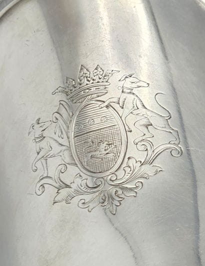 Saucière en argent reposant sur trois pieds...