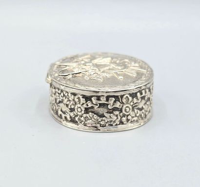 Petite boite/ pilulier en argent à décor...