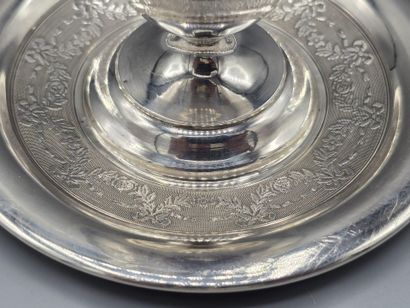 Coquetier en argent de style Louis XVI reposant...