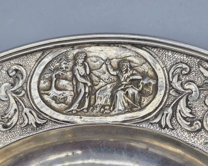 Plat à ombilic en argent de forme circulaire.
L'aile...