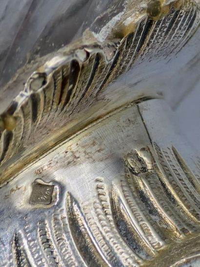 Paire de carafes en verre de forme balustre,...