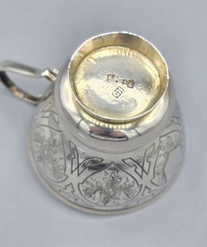 Tasse russe en argent et vermeil, reposant...