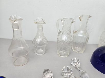 Crystal lot including : 
- 9 individual decanters....