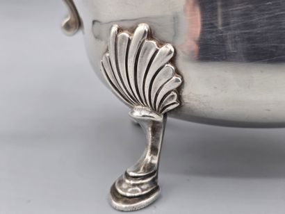 Saucière en argent reposant sur trois pieds...