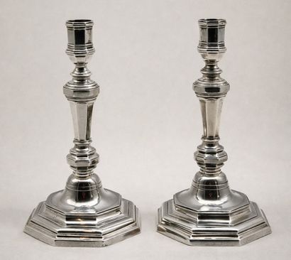 SAINT-MALO, 1718
Paire de flambeaux en argent...