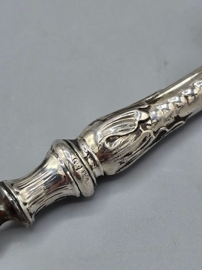 Ouvre lettre ou coupe papier en argent.
Manche...