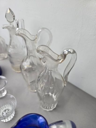 Crystal lot including : 
- 9 individual decanters....