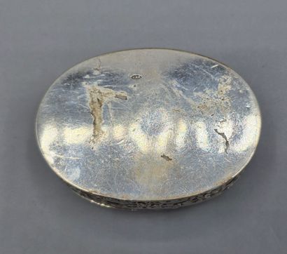 Petite boite/ pilulier en argent à décor...