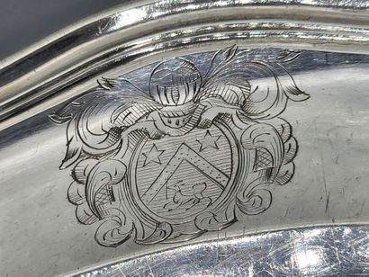 PARIS 1747
Plat en argent massif d'époque...