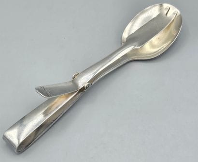 GULDEN Alsace
Metal serving tongs in the...