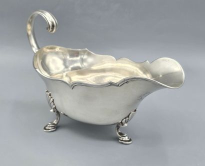 Saucière en argent reposant sur trois pieds...