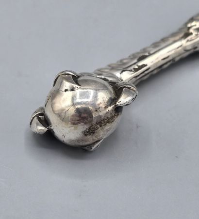 Ouvre lettre ou coupe papier en argent.
Manche...