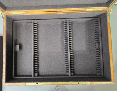 Grand coffret de ménagère en bois.
Encoignures...