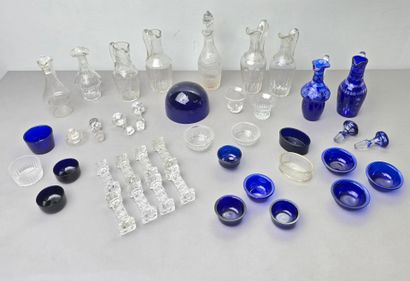 Crystal lot including : 
- 9 individual decanters....