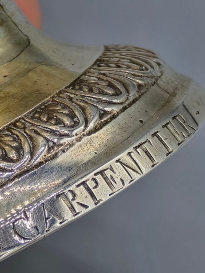 Timbale tulipe en argent à décor gravé de...