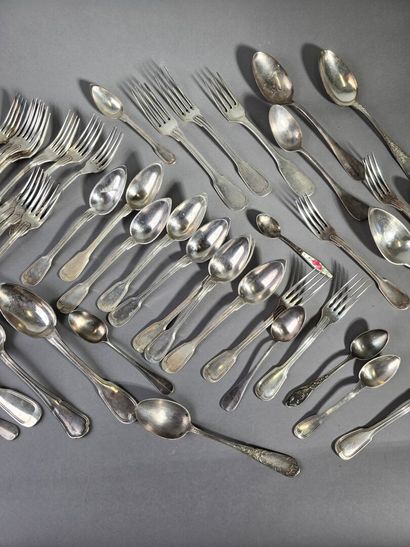 Loose set of silver-plated flatware (50 pieces).

Weight:...
