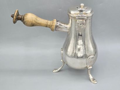 Paris 1773
Rare chocolatière en argent reposant...
