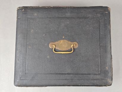 Coffret de ménagère au couvercle recouvert...