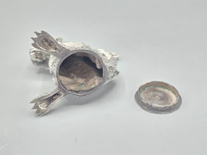 Salière en argent fondu figurant un écureuil...