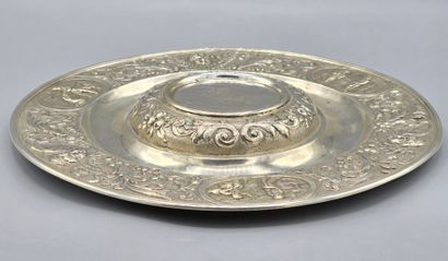 Plat à ombilic en argent de forme circulaire.
L'aile...