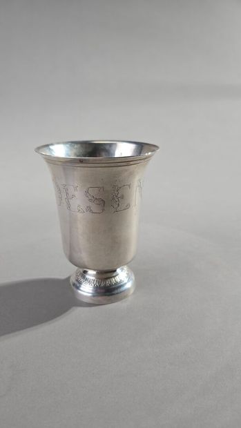 Timbale tulipe en argent.
Le corps gravé...
