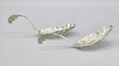 Paire de cuillères à saupoudrer en argent.
Cuilleron...