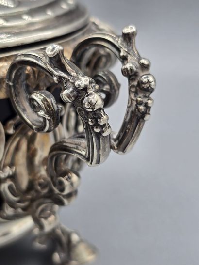 Sucrier et couvercle en argent, à décor ajouré...